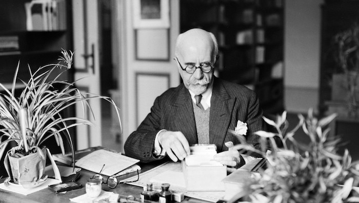 Willem van de Poll, Dr. Felix Rutten achter zijn bureau in zijn werkkamer (december 1937). Bron: Nationaal Archief (CC0)