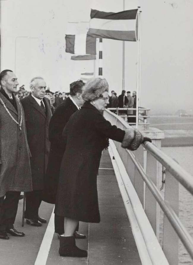 Eric Koch, Koningin Juliana heeft de Oosterscheldebrug geopend (1965). Bron: Nationaal Archief/Anefo (PD) 