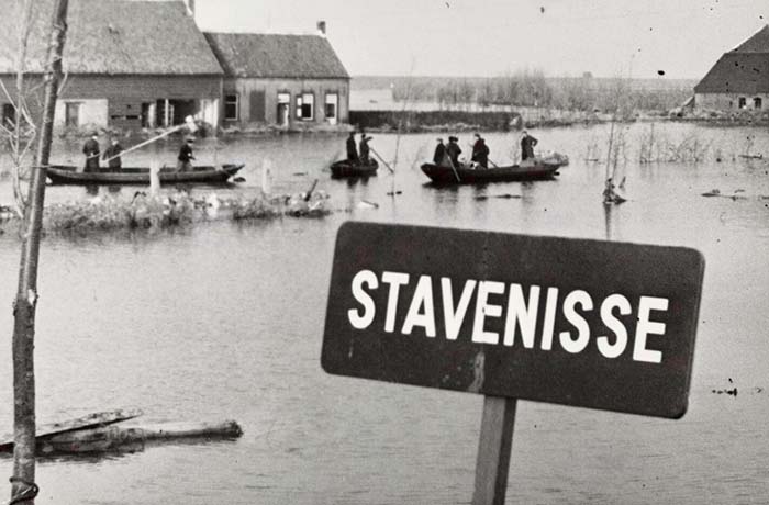 Ook het Zeeuwse dorp Stavenisse was overstroomd. Harry Pot, Watersnoodramp 1953 (1953). Bron: Nationaal Archief/Anefo (PD)