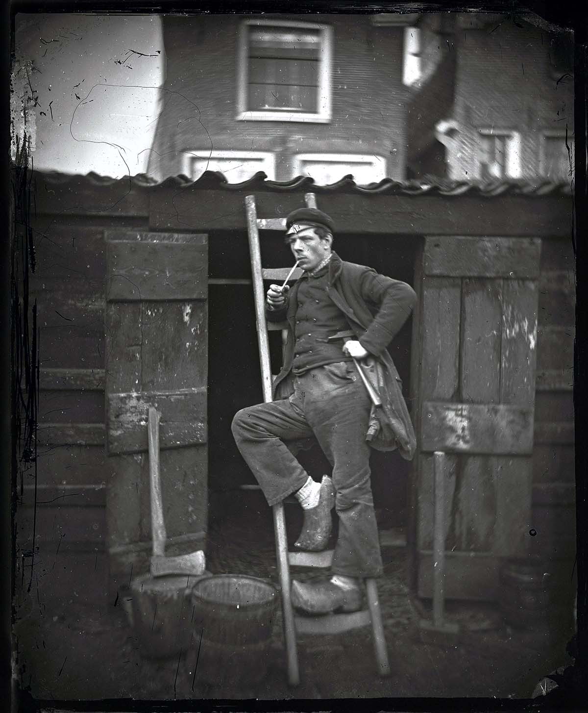 Jacob Olie, Zelfportret als timmerman (ca. 1862). Bron: Stadsarchief Amsterdam (PD, 40072880)