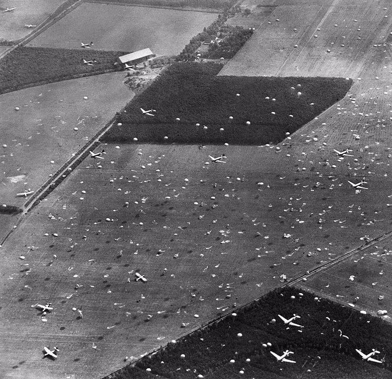 Voor Operatie Market Garden werden duizenden geallieerden boven vijandelijk gebied gedropt. Operation Market I (1944). Bron: Wikimedia Commons (PD)