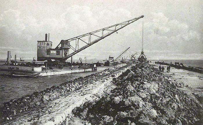 De Afsluitdijk volgde op de Watersnoodramp van 1916, en betekende het einde van de Zuiderzee. Bouw van de Afsluitdijk (ca. 1930). Bron: Noord-Hollands Archief (PD)