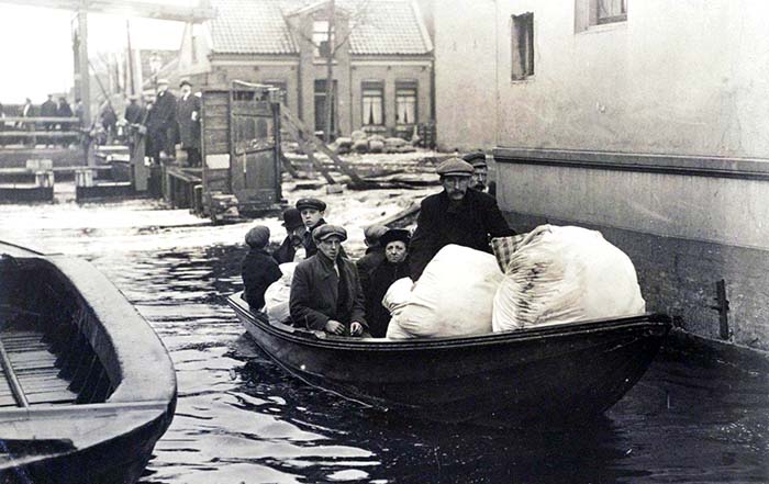 Hulp kwam gelukkig snel op gang. Vluchtelingen uit Oostzaan (1916). Bron: Noord-Hollands Archief (PD) 
