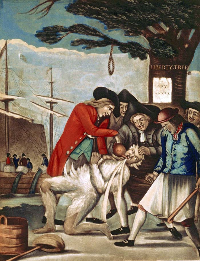 Een Britse spotprent waarop vijf patriotten een Britse loyalist insmeren met pek en veren, en hem dwingen thee te drinken. Philip Dawe, The Bostonians Paying the Excise-man, or Tarring and Feathering (1774). Bron: Wikimedia Commons (PD) 