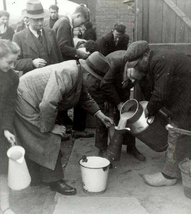 Rijksvoorlichtingsdienst, Warme soep wordt gedistribueerd aan vluchtelingen uit Nijmegen (1945). Bron: Nationaal Archief (public domain)
