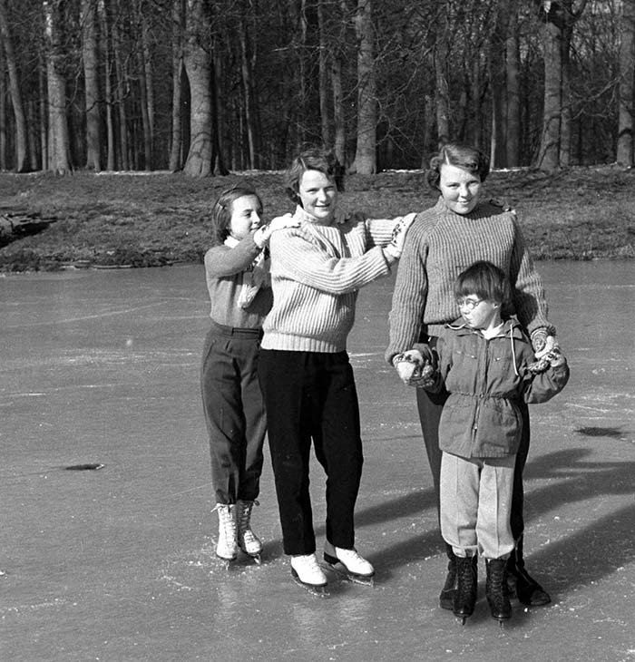 Ook de Oranjes lieten graag zien hoeveel ze van schaatsen houden. Rousel/RVD, Prinsessen op de schaats (1955). Bron: Nationaal Archief (public domain)