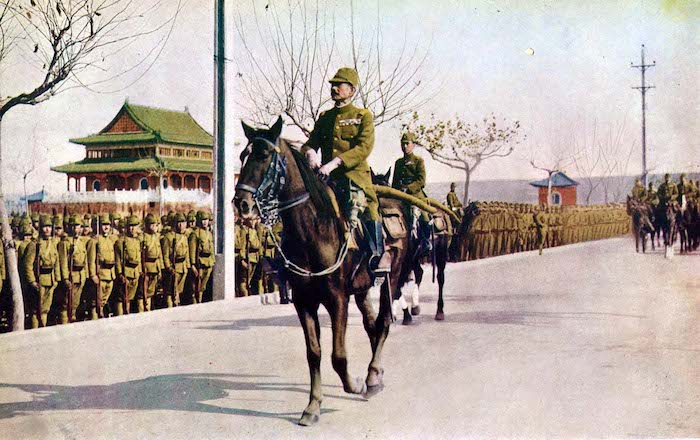 Onbekende fotograaf, Iwane Matsui and Prince Asaka reviewing their troops (1937). Bron: Wikimedia Commons (PD JP)