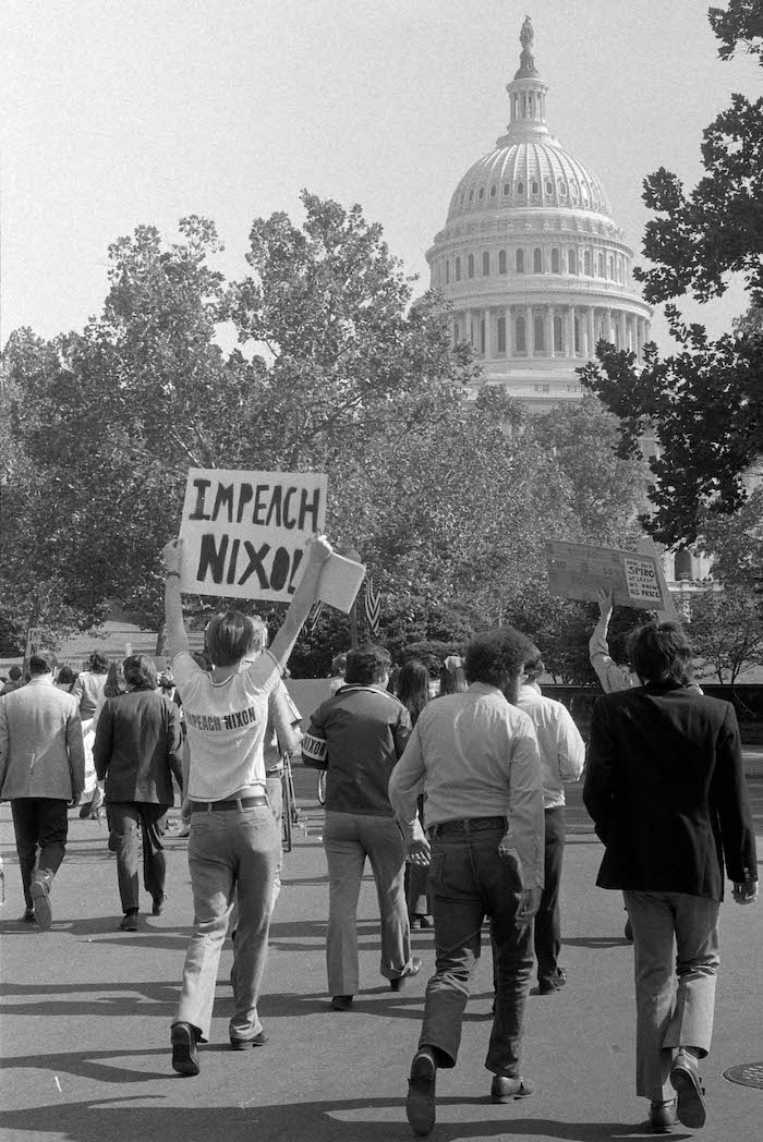 Demonstratie bij het Capitool in Washington naar aanleiding van de ‘Saturday Night Massacre’ (22 oktober 1973) waarin Nixon openlijk de rechtsgang had gesaboteerd. Bron: Library of Congress